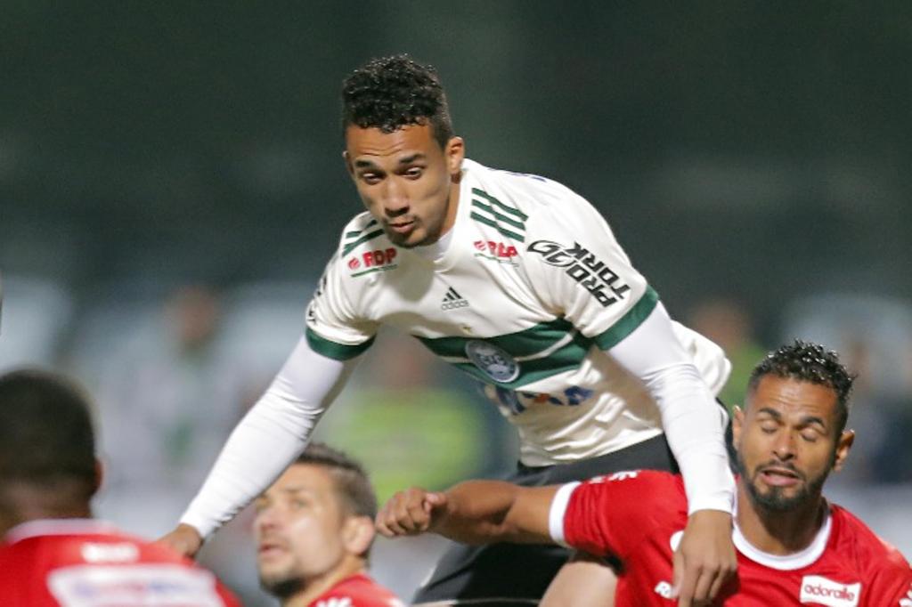 Geovane disputa bola aérea na vitória por 2 a 0 sobre o Vila Nova no Couto | Albari Rosa/Gazeta do Povo