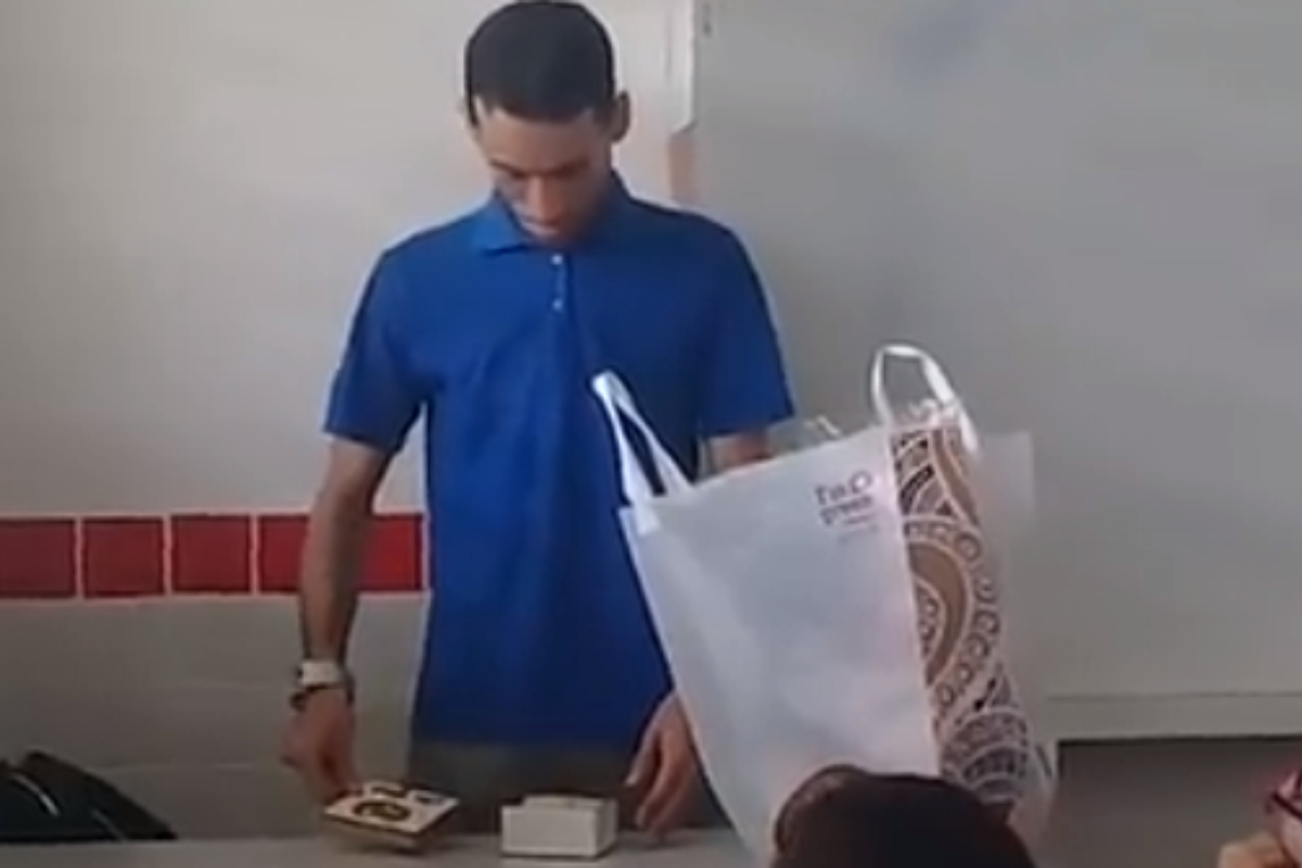 Bruno, que é formado em música e dá aulas de artes, foi contratado para substituir uma professora por um mês, e acabou ficando mais tempo. | Reprodução/Facebook.