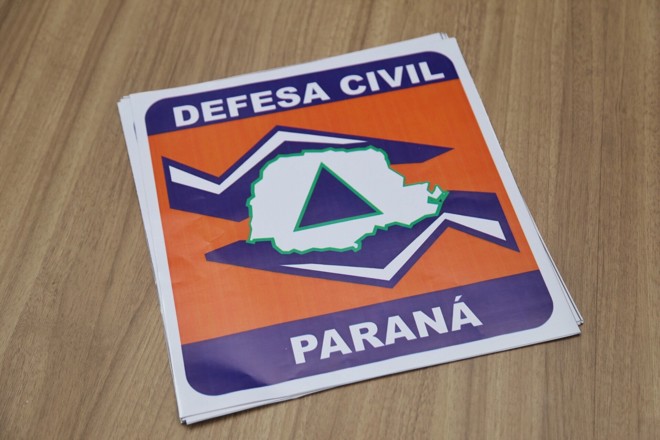 Caminhões que transportam insumos essenciais serão identificados com um adesivo da Defesa Civil. | Divulgação/AEN-PR