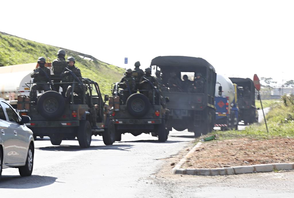 Tropas do Exército estão a caminho das BRs 116, 277 e 101 no Paraná para auxiliar a PRF. | Aniele Nascimento/Gazeta do Povo