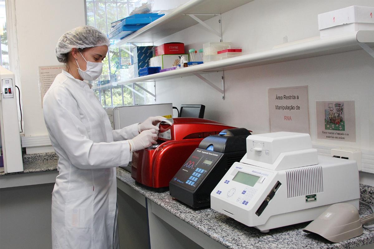 Laboratório de pesquisa da Faculdade de Odontologia da USP. | Marcos Santos/USP Imagens.