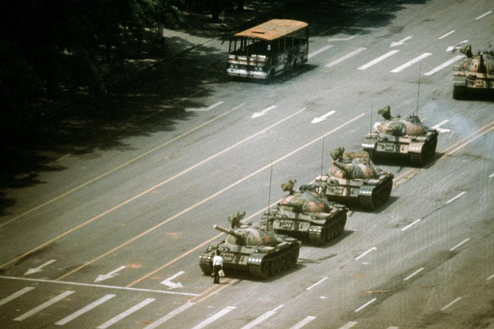 Em 4 de junho de 1989, milhares de estudantes se reuniram na Praça Tiananmen – também conhecida como Praça da Paz Celestial –, em Pequim, cobrando a adoção de políticas de abertura democrática. | STUART FRANKLINSTUART FRANKLIN