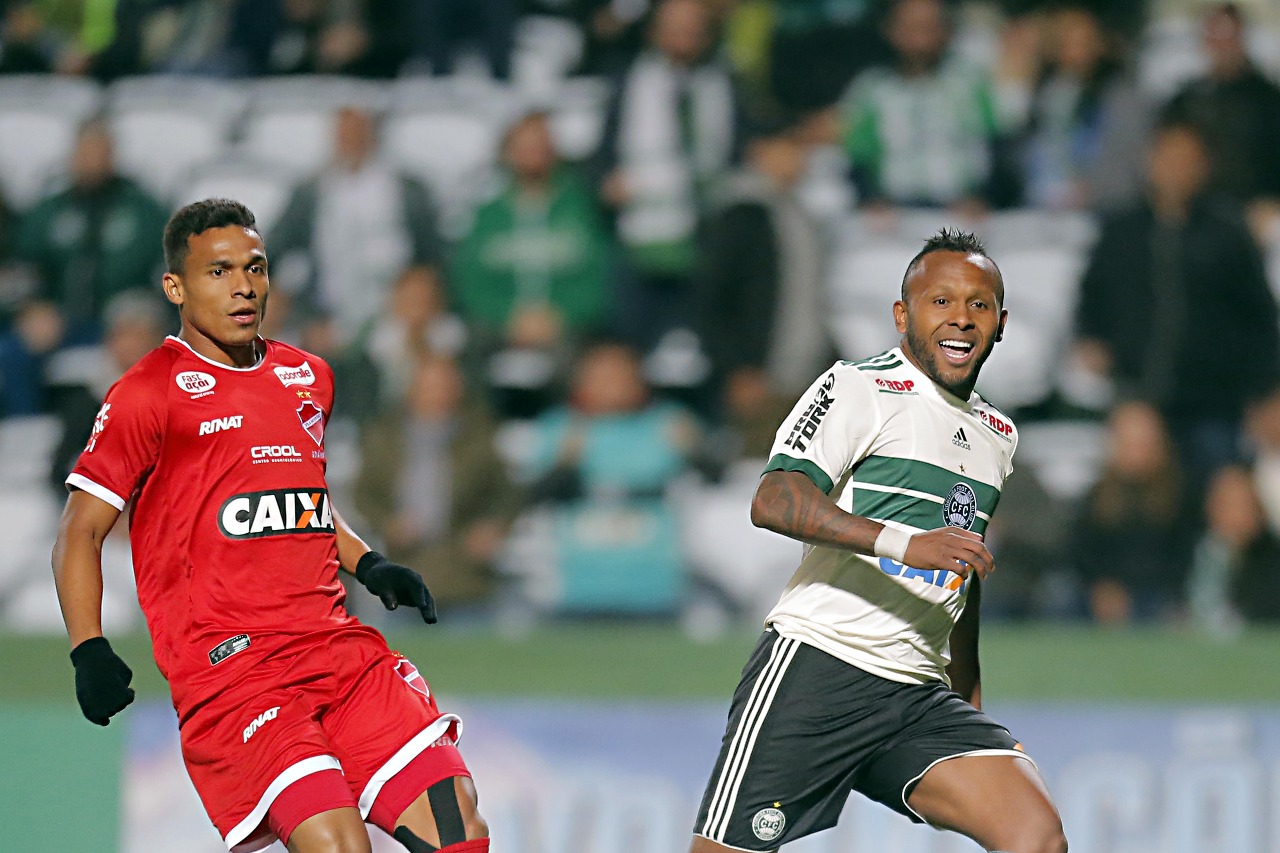 Chiquinho bateu cruzado para anotar o primeiro gol do Coxa no Couto Pereira | Foto: Albari Rosa /Gazeta do Povo