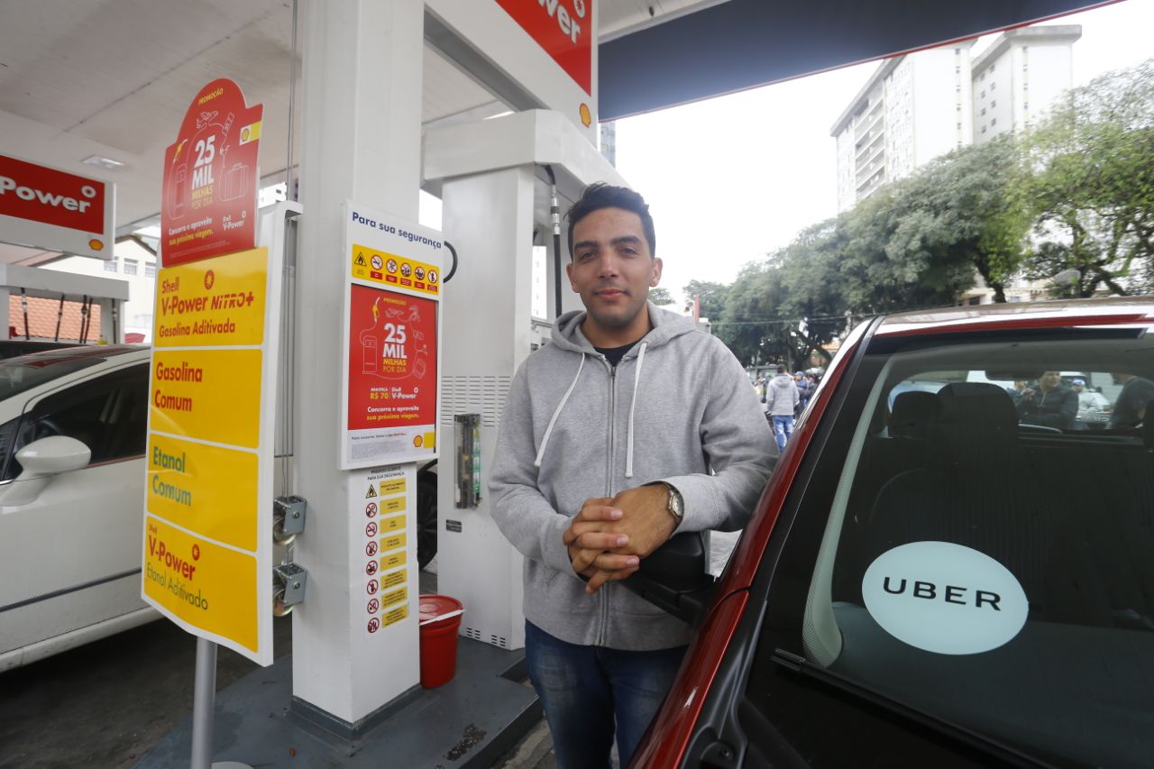 Por causa da falta de combustíveis, motorista Renato Pereira Lima Jr bateu a meta sexta-feira antes do tempo. | Jonathan Campos/Gazeta do Povo