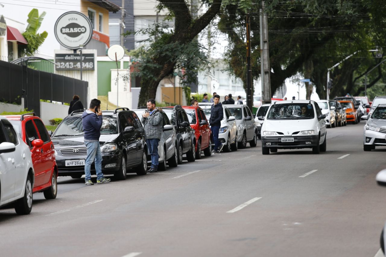 Motoristas viraram a noite à espera de combustível em posto do Água Verde. | Jonathan Campos/Gazeta do Povo