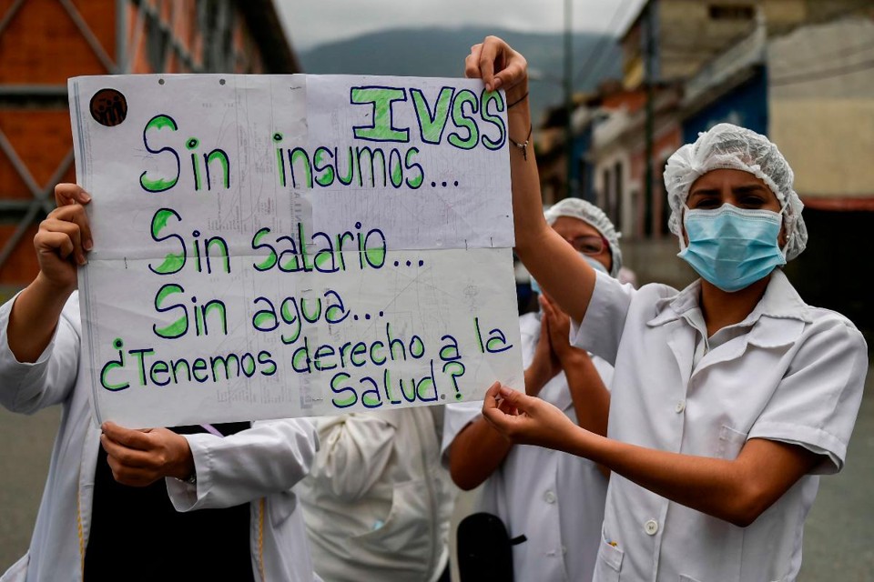 Trabalhadores de saúde e pacientes protestam pela falta de medicamentos, suprimentos médicos e condições precárias nos hospitais, em abril de 2018 | LUIS ROBAYOAFP