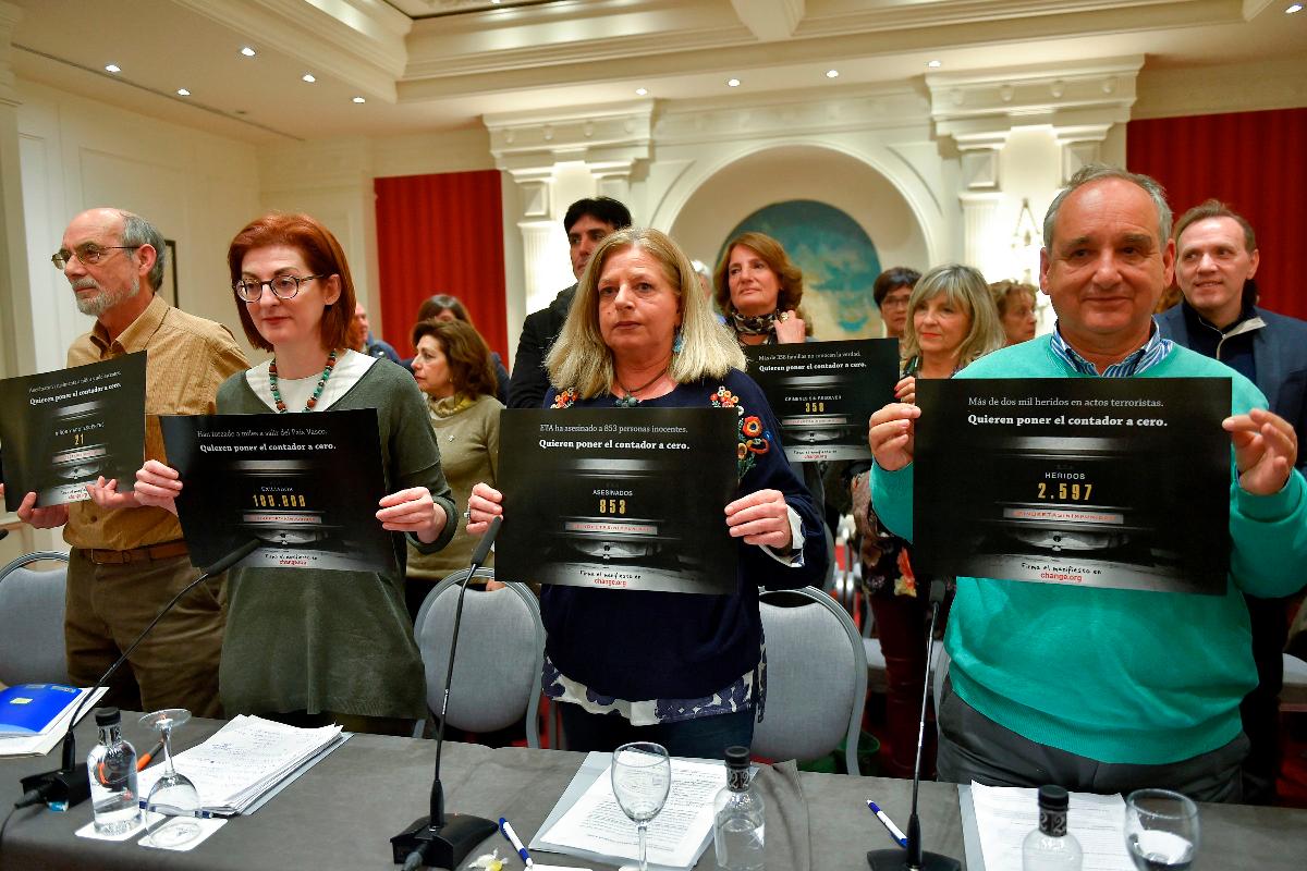 Familiares das vítimas das ações do ETA fazem ato contra o grupo durante uma coletiva de imprensa da Associação das Vítimas do Terrorismo do País Basco | ANDER GILLENEA/AFP