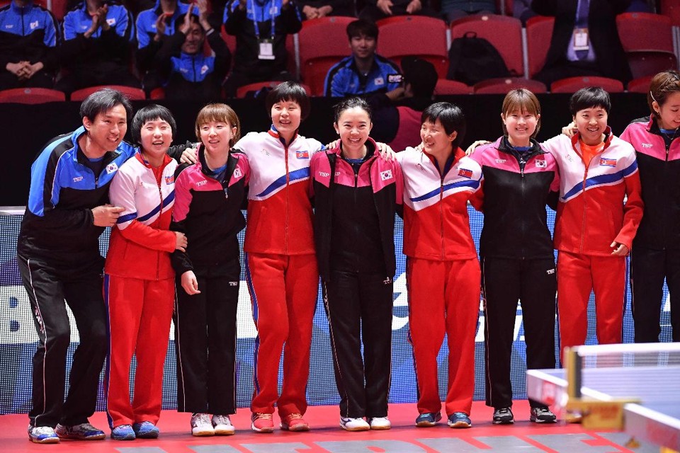Equipes da Coreia do Norte e Sul posam para uma foto no Campeonato Mundial de Tênis de Mesa de 2018 | JONAS EKSTROMER/
AFP