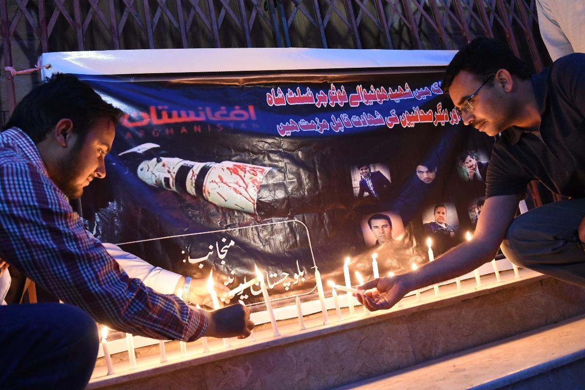 Vigilia homenageia jornalistas mortos durante ataque terrorista que aconteceu em abril, em Cabul | BANARAS KHAN/AFP