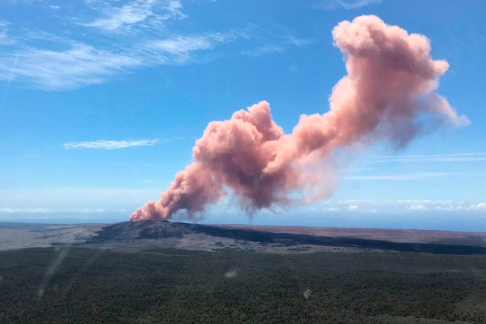 Vapor e lava saíram de uma rachadura em Leilani Estates, região que fica perto da cidade de Pahoa, na Ilha Grande | KEVAN KAMIBAYASHIAFP