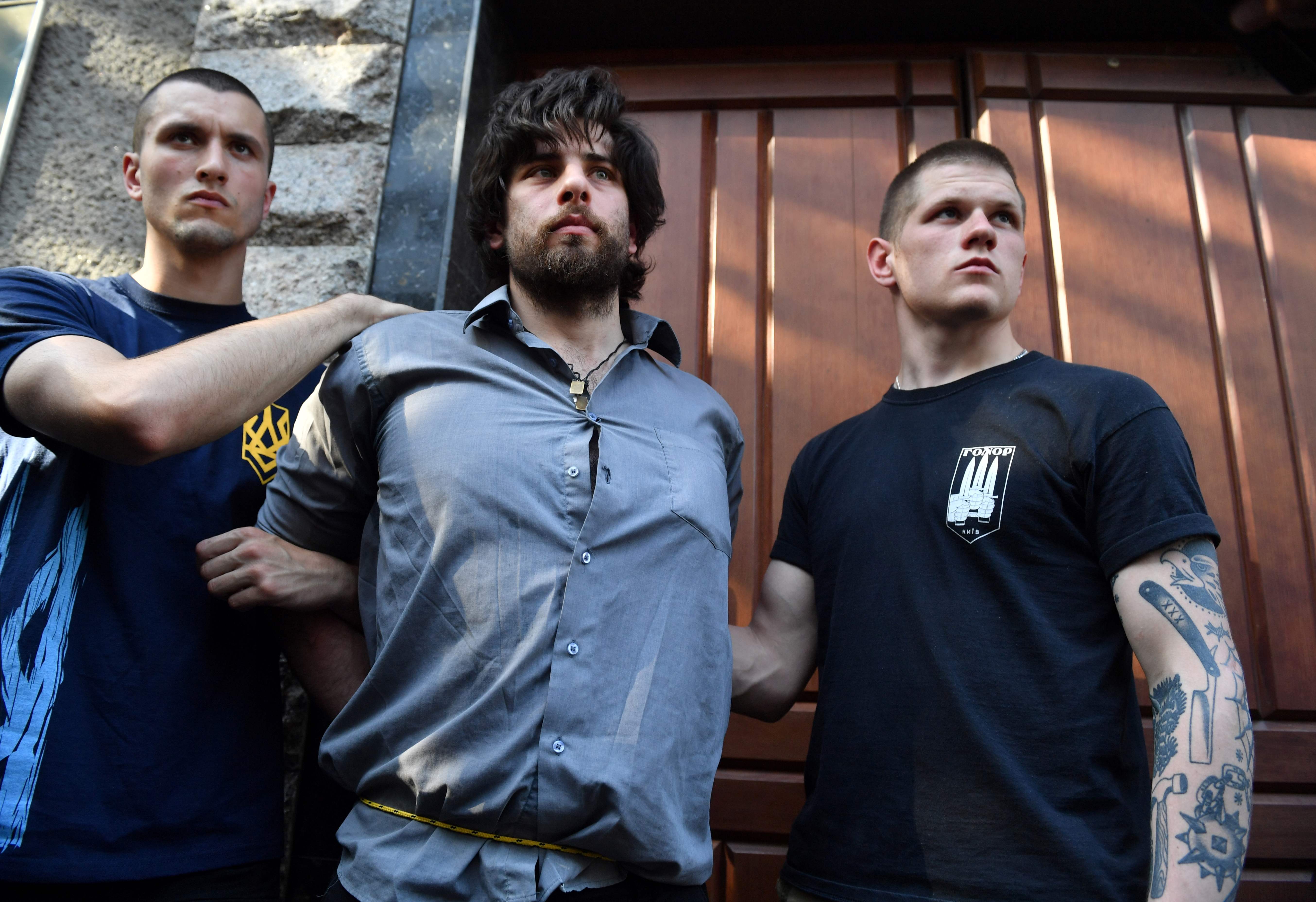 Ativista de movimento ultranacionalista na Ucrânia capturam o brasileiro Rafael Lusvarghi, ligado a grupos pró-Rússia | SERGEI SUPINSKY/AFP