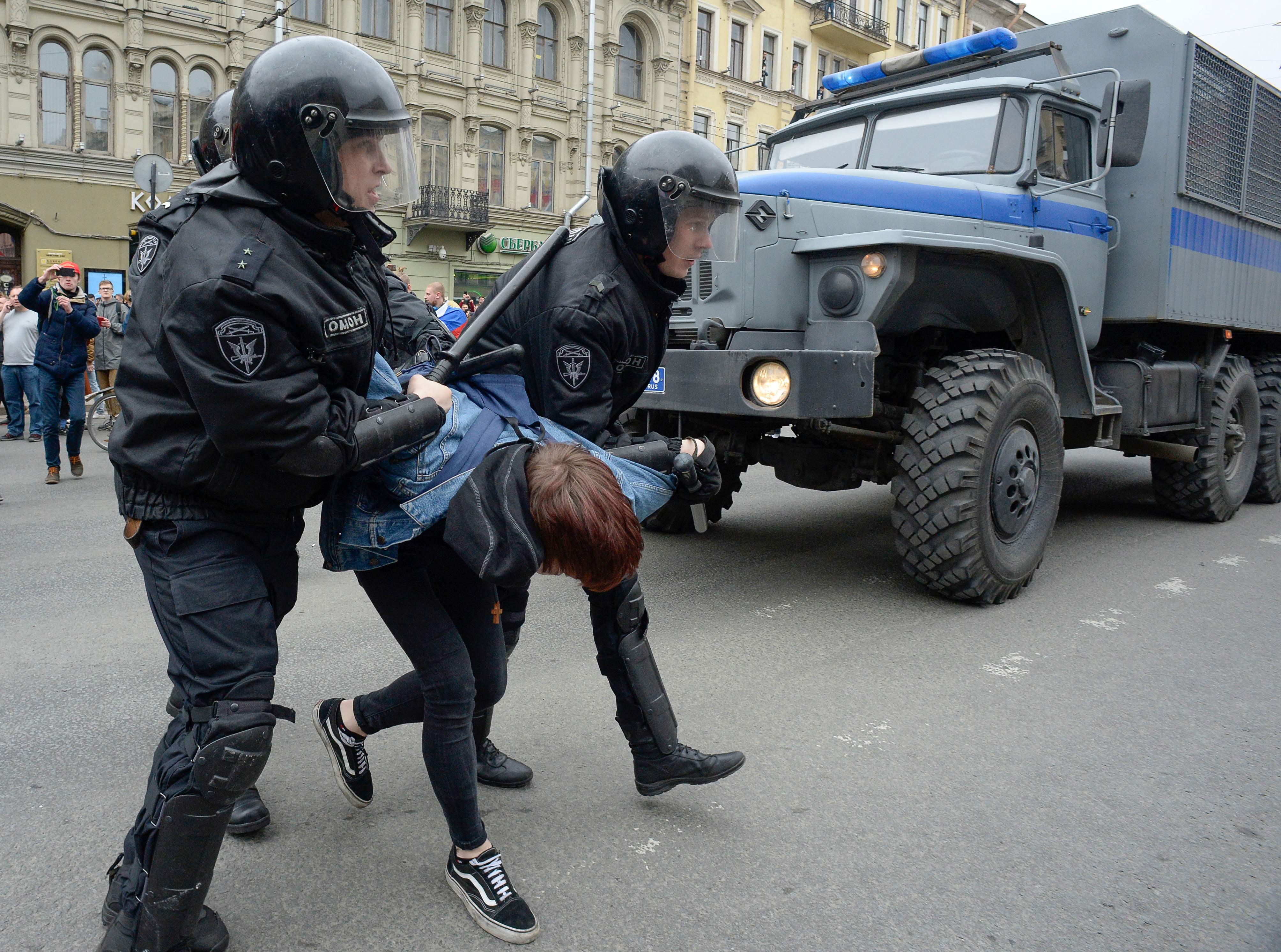 Prisão de um manifestante, neste sábado, 5 de maio. Os protestos, porém, não conseguiram repetir o sucesso de duas manifestações no país em 2017, quando dezenas de milhares de pessoas foram às ruas em várias cidades russas | OLGA MALTSEVA/AFP