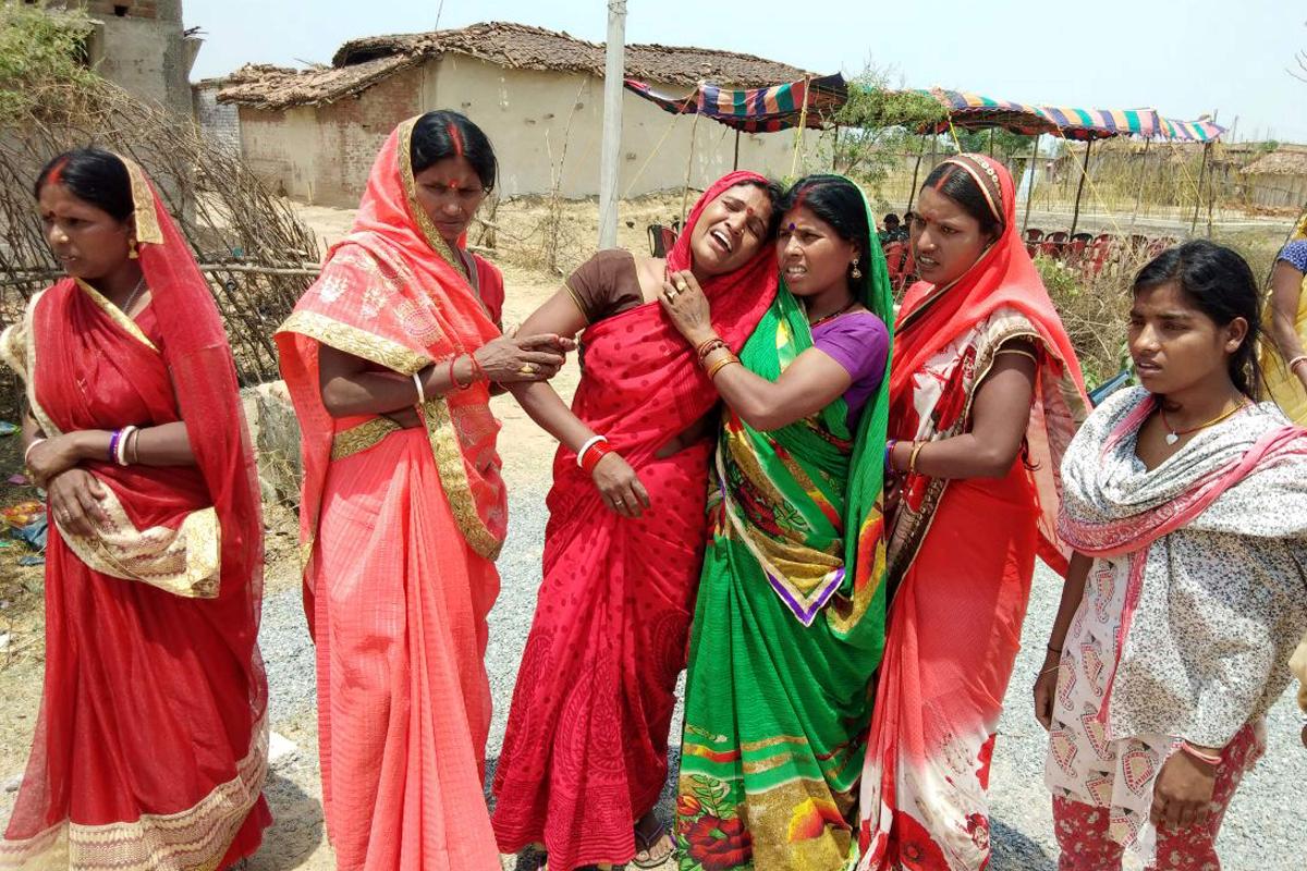 Nesta fotografia tirada em 5 de maio de 2018, parentes choram após o estupro e assassinato de uma menina de 16 anos em 3 de maio, na vila de Raja Kundra, no distrito de Chatra, no estado de Jharkhand, no leste da Índia. A polícia prendeu 14 homens depois que uma adolescente foi estuprada e queimada viva em sua casa no leste da Índia, no último caso de violência sexual no país. A garota de 16 anos foi sequestrada de sua casa quando sua família estava fora para participar de um casamento e estuprada em uma área florestal do estado de Jharkhand na quinta-feira. | -AFP