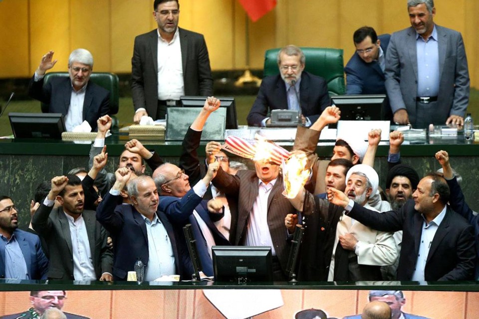Entoando coro de “morte à América”, parlamentares linha-dura do Irã queimaram bandeira dos EUA em sessão parlamentar desta quarta-feira (9) | HOAFP