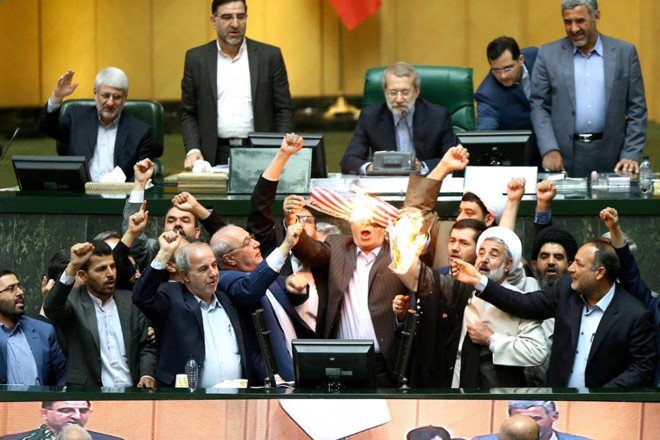 Entoando coro de “morte à América”, parlamentares linha-dura do Irã queimaram bandeira dos EUA em sessão parlamentar desta quarta-feira (9) | HOAFP