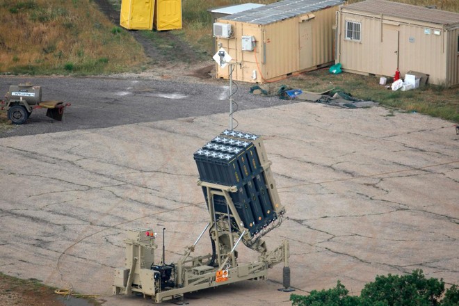 O sistema de defesa israelense Iron Dome (Domo de Ferro), projetado para interceptar e destruir foguetes de curto alcance e projéteis de artilharia, perto da fronteira síria nas colinas de Golã, em 9 de maio de 2018. | JALAA MAREY/AFP