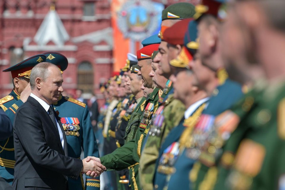 Presidente da Rússia, Vladimir Putin, cumprimenta militares durante o desfile em comemoração à vitória na Segunda Guerra Mundial, em Moscou | ALEXEI DRUZHININ/AFP
