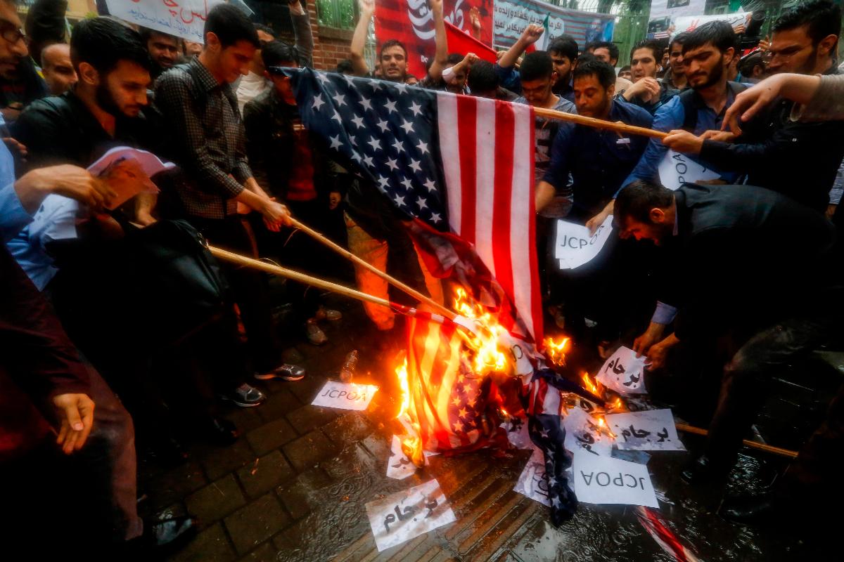 Iranianos queimam bandeiras dos Estados Unidos durante protestos em Teerã | ATTA KENARE/AFP