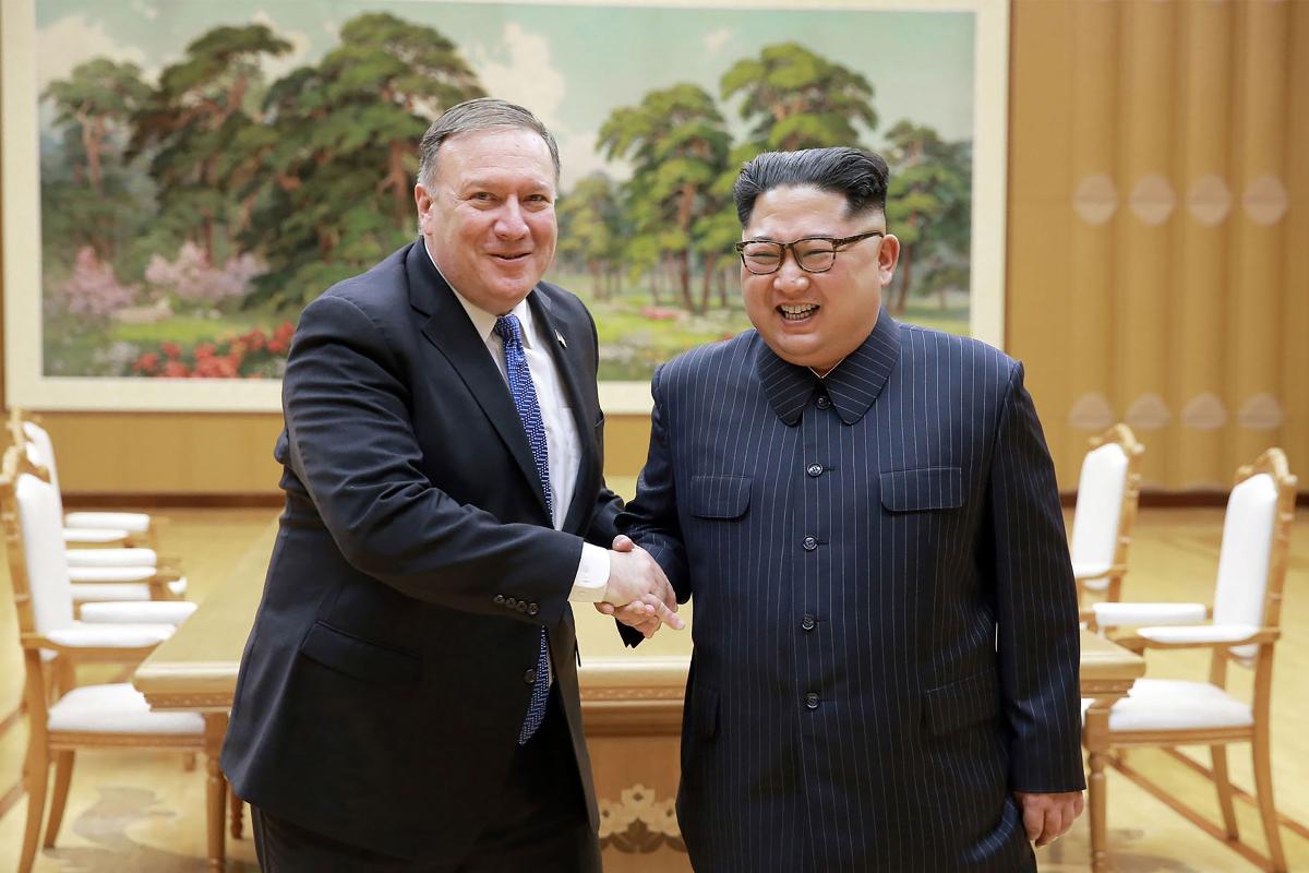 Secretário de Estado norte-americano, Mike Pompeo, se reuniu no início de maio, com o ditador norte-coreano Kim Jong-un | KCNA/AFP