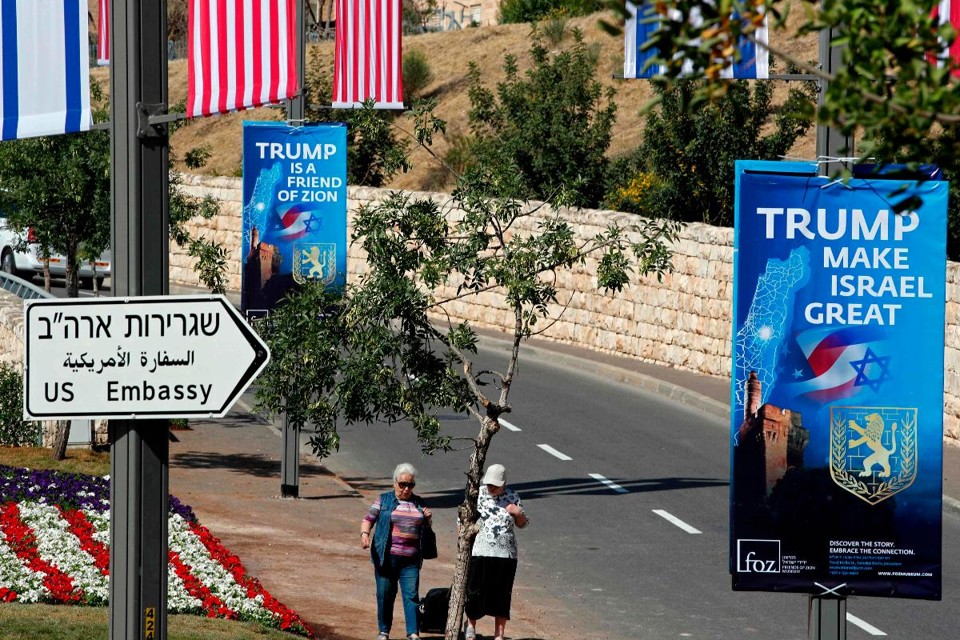 Placa de trânsito sinaliza direção da embaixada norte-americana em Jerusalém | THOMAS COEX/AFP