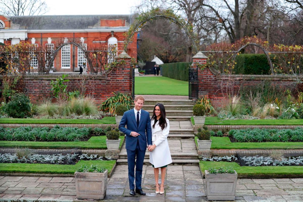 Príncipe Harry e Meghan Markle posam para fotos no Sunken Garden no palácio de Kensington | DANIEL LEAL-OLIVAS/AFP