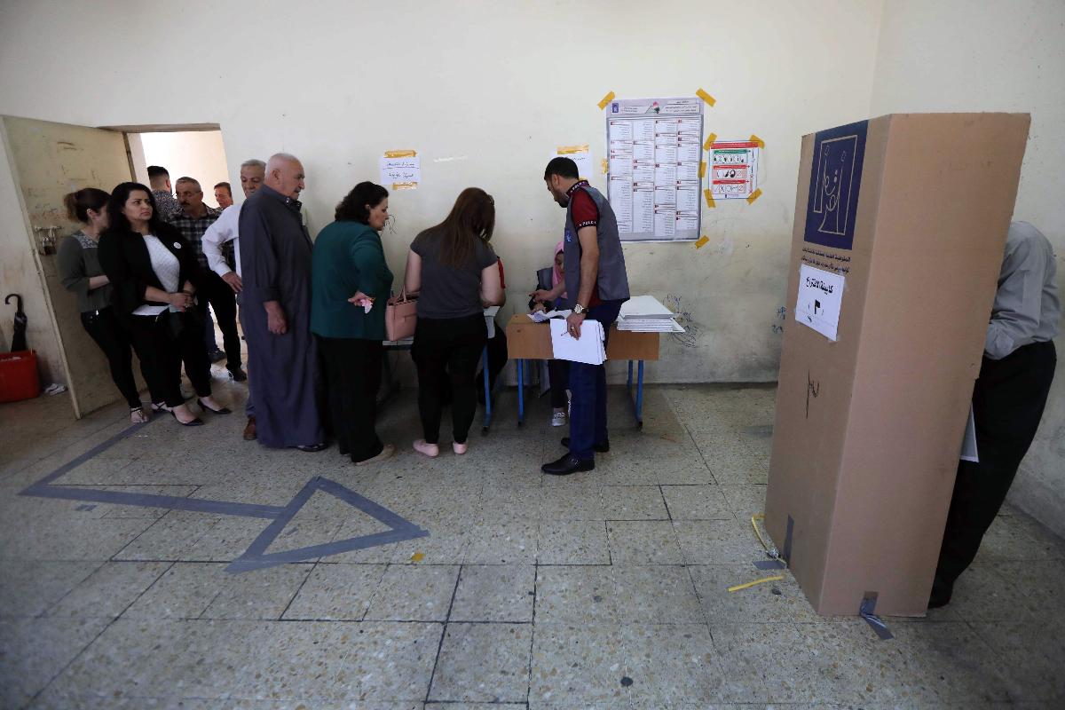 Iraquianos fazem fila para votar nas eleições parlamentares deste sábado em Arbil , no Norte do país | SAFIN HAMED/AFP