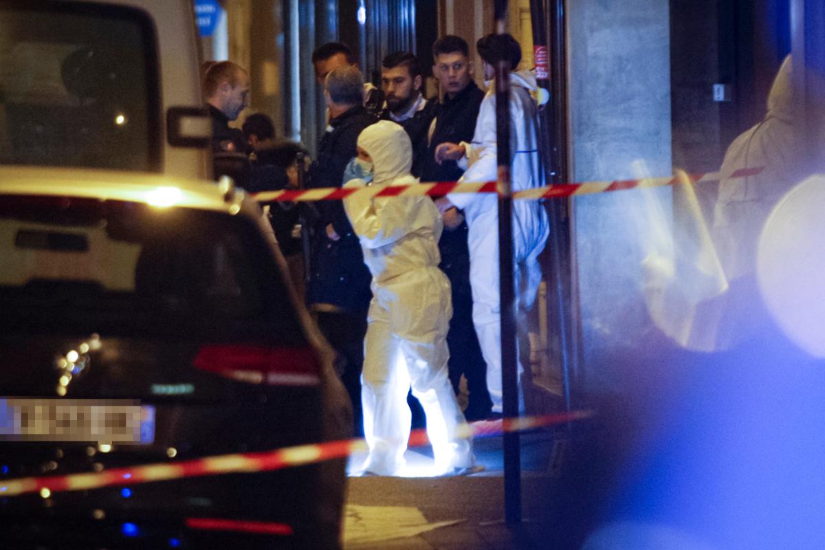Perito forense na rua Monsigny, no centro de Paris, depois que uma pessoa foi morta e vários feridos por um homem armado com uma faca, que foi morto pela polícia em Paris em 12 de maio de 2018. O ataque ocorreu perto da principal casa de ópera da cidade. | GEOFFROY VAN DER HASSELT/AFP