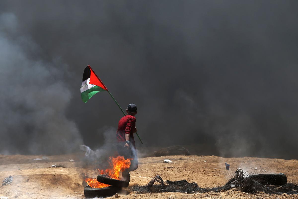 Palestinos queimam pneus em protesto contra a inauguração da embaixada dos EUA em Jersusalém na fronteira entre Faixa de Gaza e Israel | MOHAMMED ABEDAFP