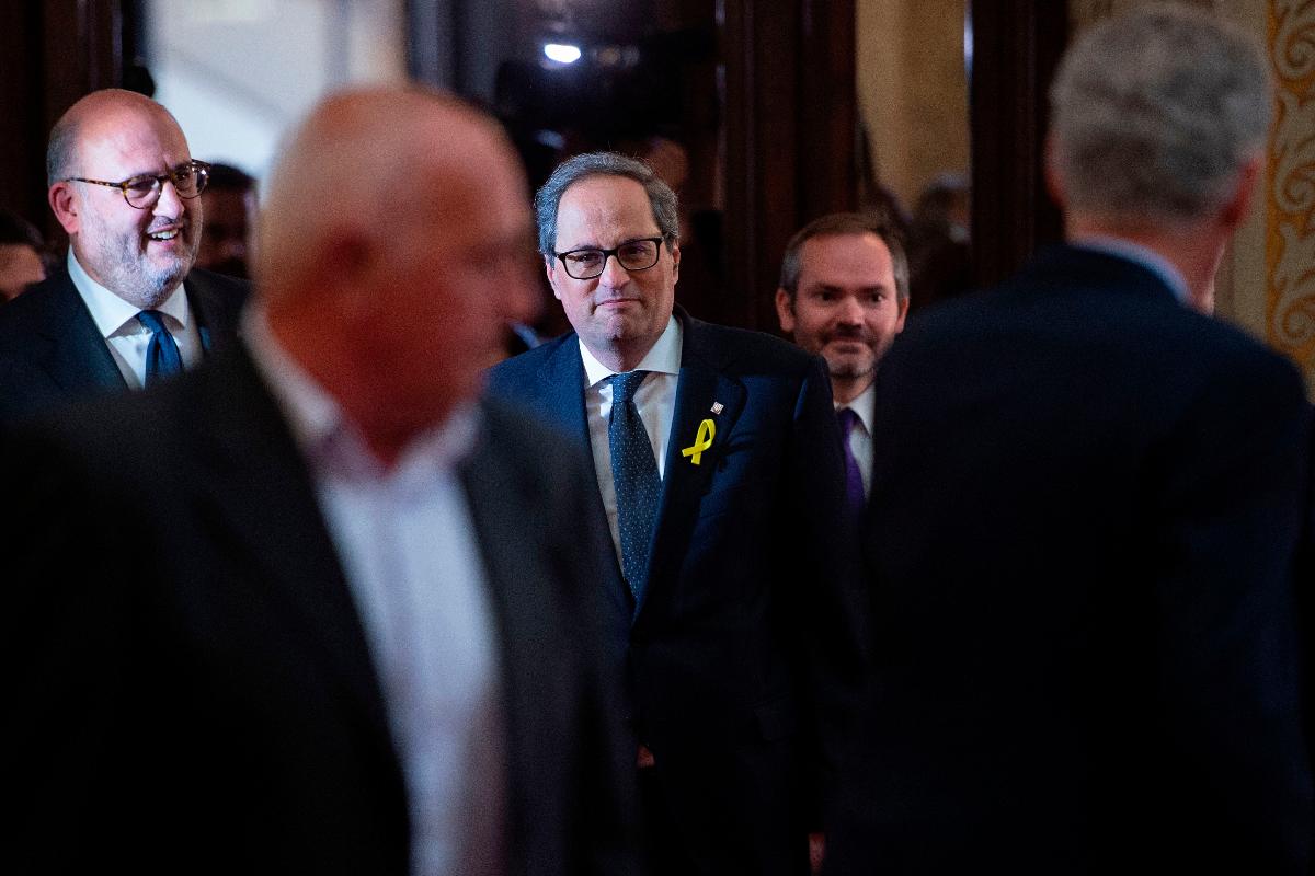 O novo presidente regional catalão eleito Quim Torra (C) saindo do parlamento catalão após sua eleição | JOSEP LAGOAFP