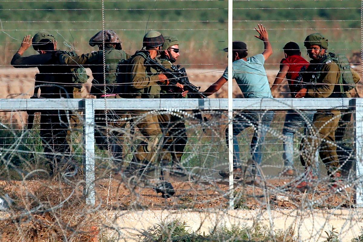 Na terça-feira (15), militares israelenses prenderam três palestinos que tentavam cruzar a fronteira entre a Faixa de Gaza e Israel | THOMAS COEXAFP