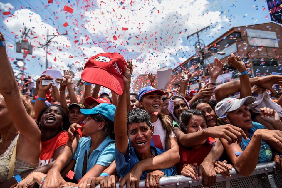 Apoiadores do presidente venezuelano Nicolas Maduro durante comício | JUAN BARRETOAFP