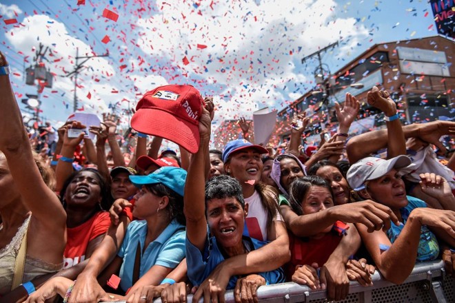 Apoiadores do presidente venezuelano Nicolas Maduro durante comício | JUAN BARRETOAFP
