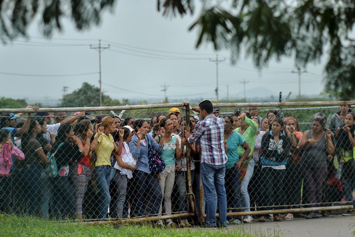Familiares de presos aguardam informações após rebelião em presídio em Barquisimento, na Venezuela | LUIS ROBAYO/AFP