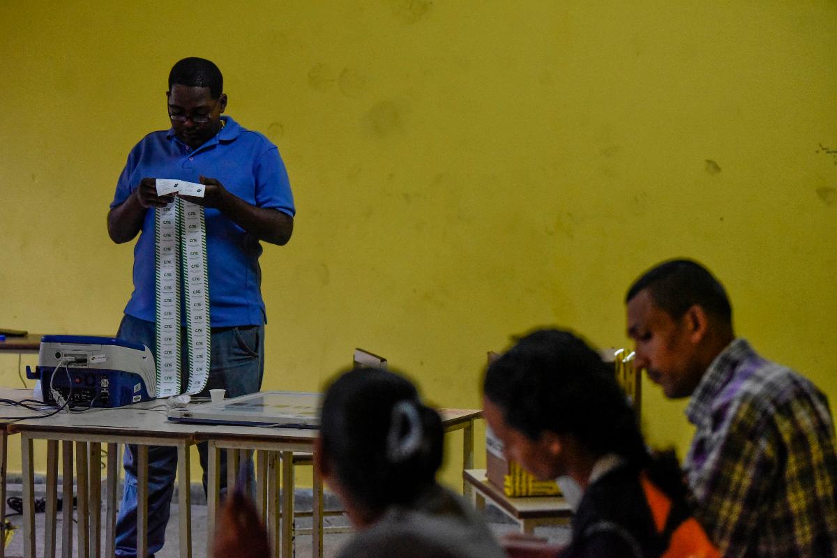 Funcionários  verificam os resultados das urnas durante a contagem de votos em uma seção de votação no dia da eleição na Venezuela | CARLOS BECERRAAFP
