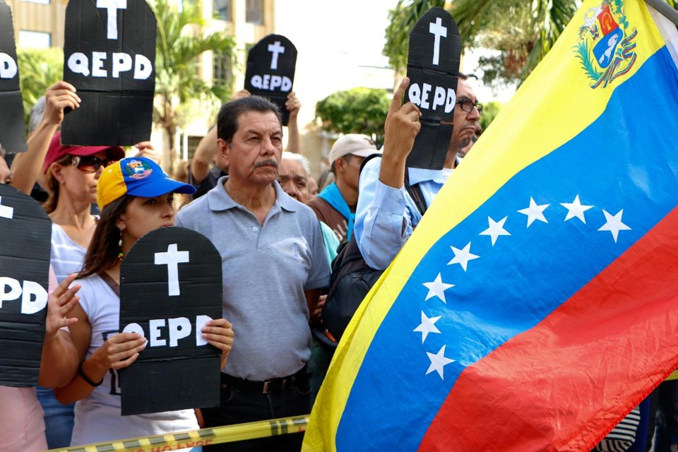 Foto de arquivo: cidadãos venezuelanos protestam contra o presidente venezuelano Nicolas Maduro, na Colômbia, em 2017 | SCHNEYDER MENDOZAAFP