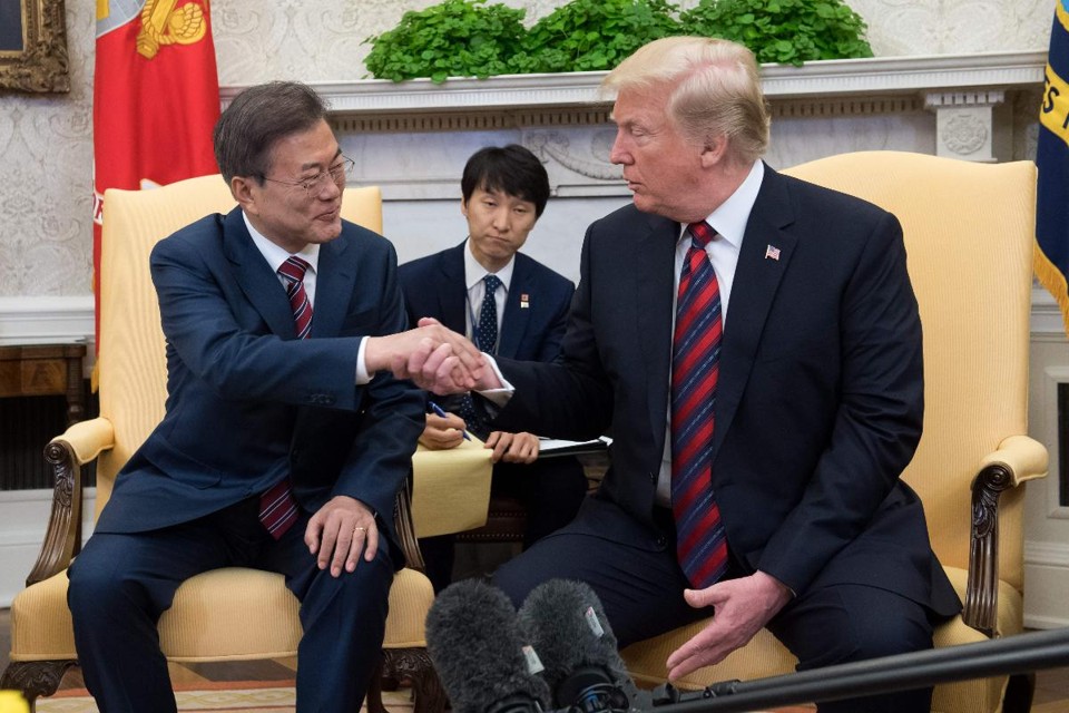 Presidente da Coreia do Sul, Moon Jae-in cumprimenta Donald Trump durante reunião na Casa Branca | SAUL LOEB/AFP