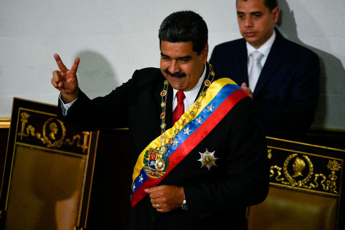 Ditador venezuelano Nicolás Maduro faz sinal da vitória durante discurso na Assembleia Nacional Constituinte, em Caracas | FEDERICO PARRA/AFP