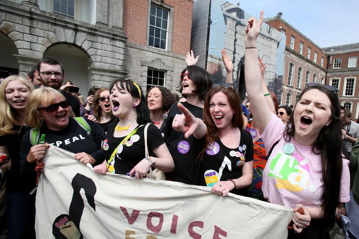 Ativistas pró-aborto celebram enquanto esperam pelo resultado oficial do referendo sobre a lei do aborto na Irlanda | PAUL FAITH\AFP