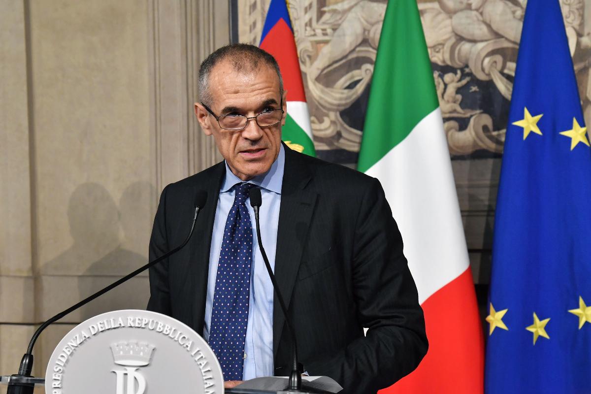 O economista Carlo Cottarelli, 64 anos, durante coletiva de imprensa no palácio presidencial Qurinale, em 28 de maio de 2018, em Roma, depois que o presidente italiano lhe incumbiu de formar um governo. | ANDREAS SOLARO/AFP