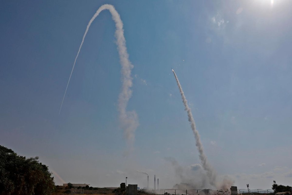 Militares israelenses lançam um míssil com o sistema de defesa aérea localizado na cidade de Ashkelon | MENAHEM KAHANAAFP