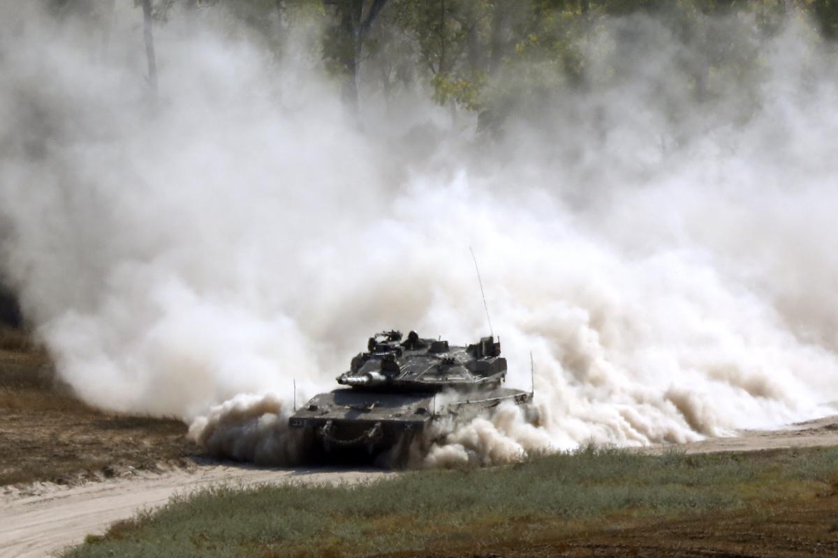 Tanque israelense patrulha fronteira com a Faixa de Gaza | JACK GUEZ/AFP