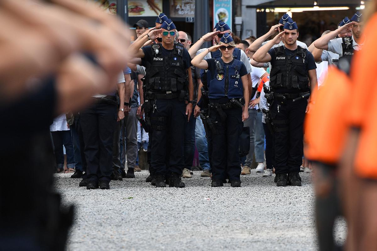 Policiais belgas homenageiam vítimas do ataque terrorista que matou três pessoas em Liège, no Leste do país | EMMANUEL DUNAND/AFP