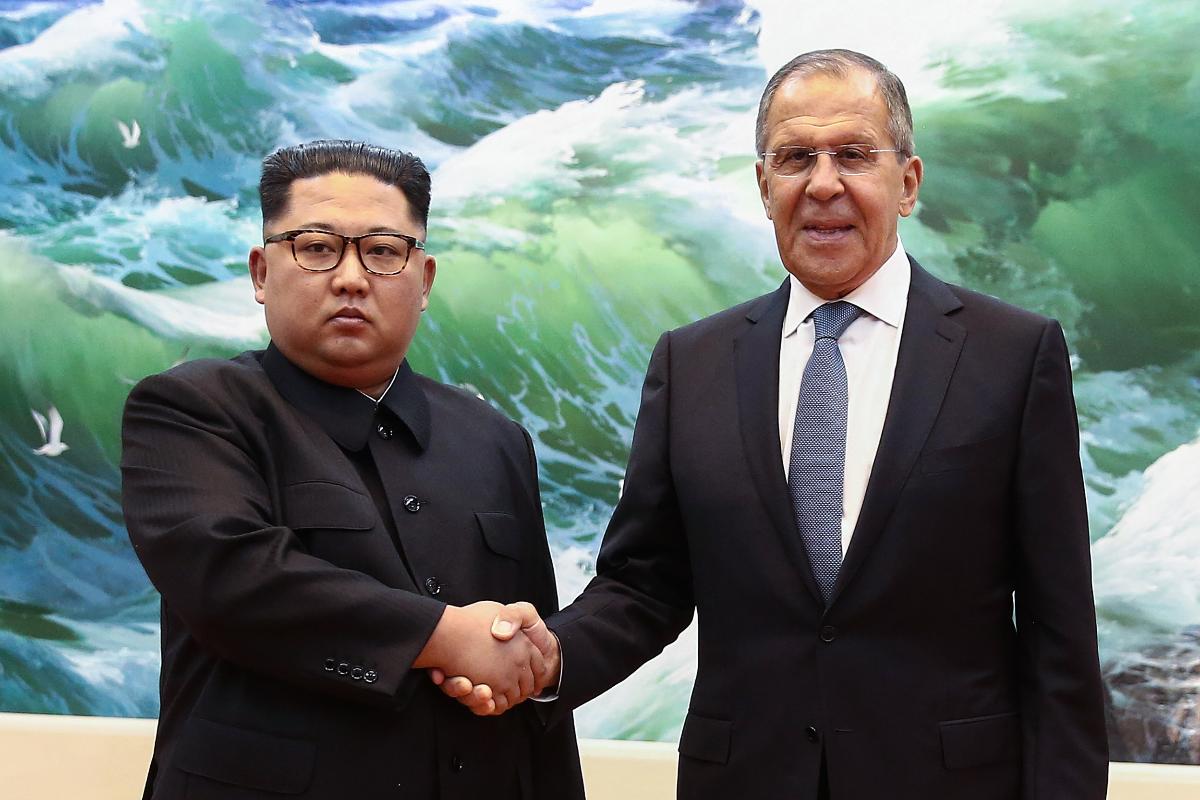 Ministro das Relações Exteriores da Rússia, Sergey Lavrov, cumprimenta o ditador da Coreia do Norte, Kim Jong Un, durante encontro em Pyongyang, em 31 de maio | VALERY SHARIFULINAFP