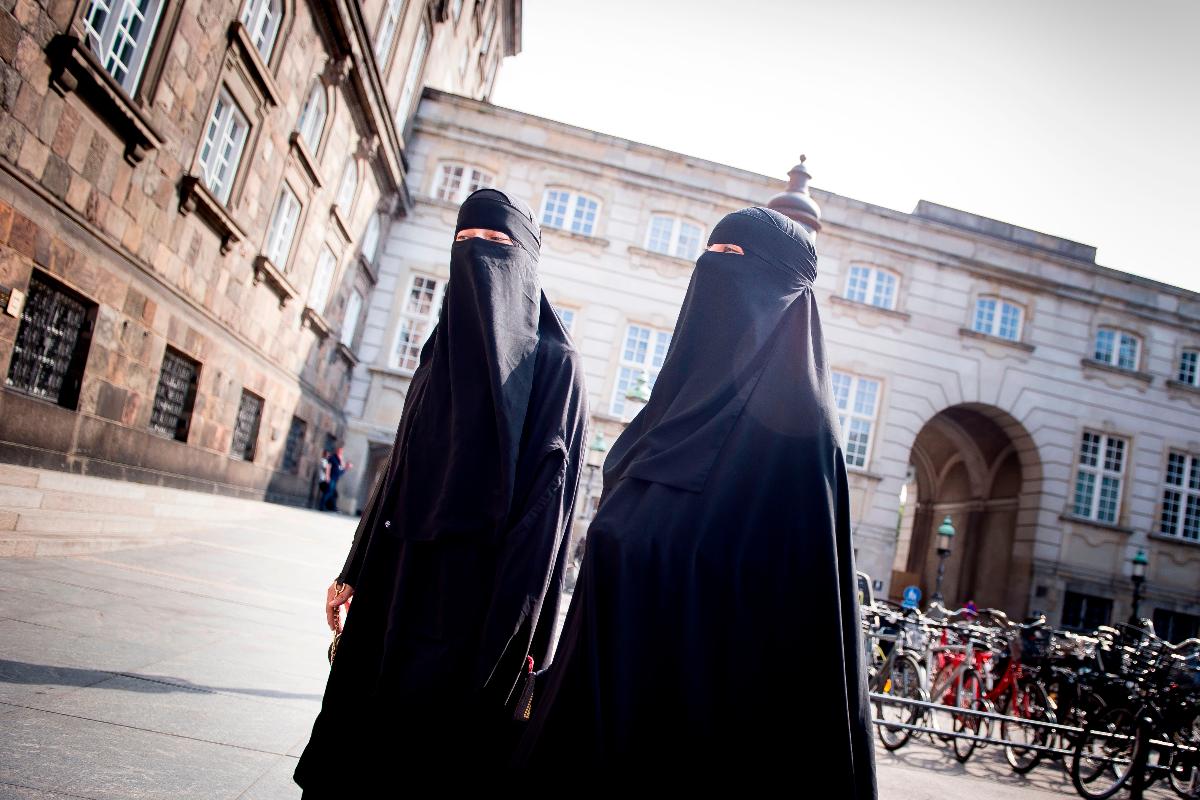 Mulheres usando niqab em frente ao parlamento dinamarquês em Copenhagen, em 31 de maio. O país aprovou lei para banir o véu islâmico | MADS CLAUS RASMUSSENAFP