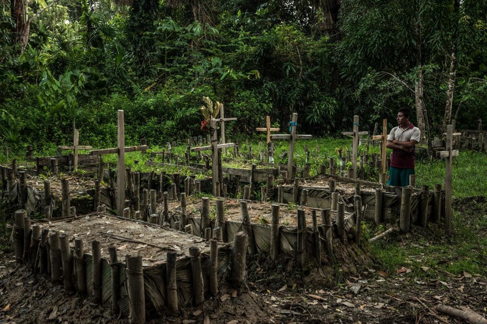 Ebelio Quinino Dario Pool visitando o cemitério da aldeia no aniversário da morte de seu irmão, que morreu de AIDS aos 20 anos, em Jobure de Guayo, na Venezuela | MERIDITH KOHUTNYT