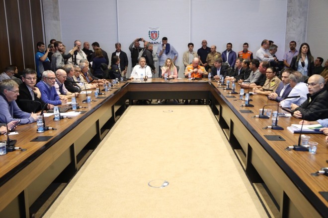 Neste domingo (27), a governadora Cida Borghetti se reuniu com representantes dos caminhoneiros e do setor produtivo. | Orllando Kissner/ANPr/