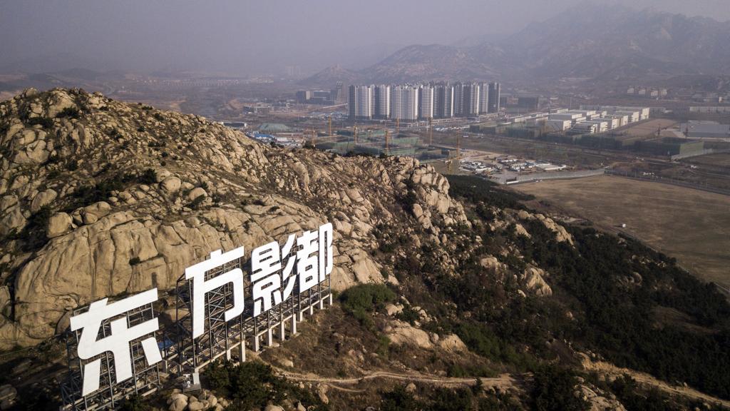 Letreiro do Oriental Movie Metropolis . | Qilai Shen/Bloomberg