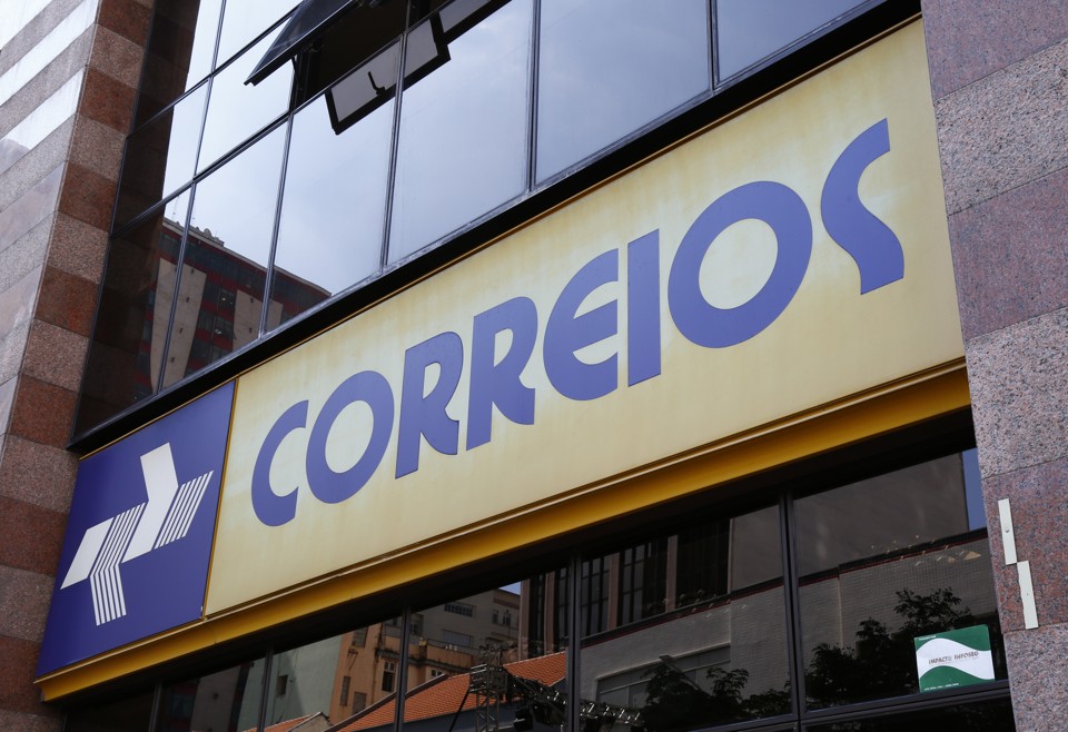 Correios vão fechar 513 agências e demitir 5,3 mil funcionários, diz jornal Correios cortaram cerca de 13% dos seus funcionários desde 2013 | Aniele Nascimento/Gazeta do Povo