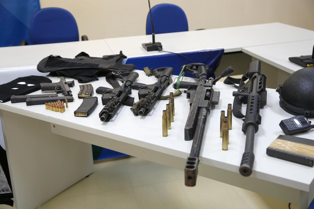 Armas apreendidas depois de assalto a carros-fortes na BR-376, que deixou dois inocentes mortos; um vereador entre as vítimas fatais. | ATILA ALBERTI/Tribuna do Parana