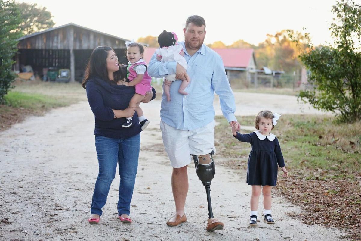 Sarah e Mike Verardo, com suas filhas Grace (3), Mary Scott (2), e Elizabeth (9 meses) | Lindsay HartThe Washington Post